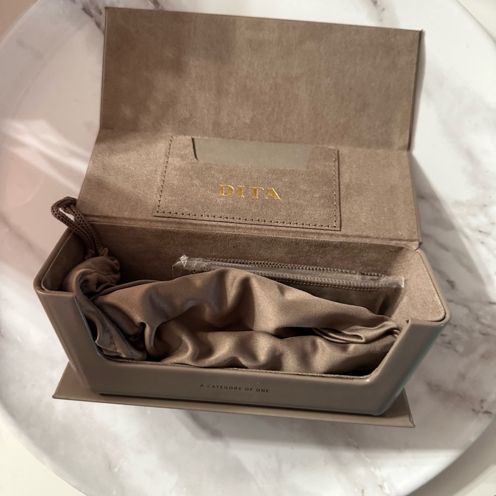 Dita Venzyn Sunglasses - Picture 8 of 8